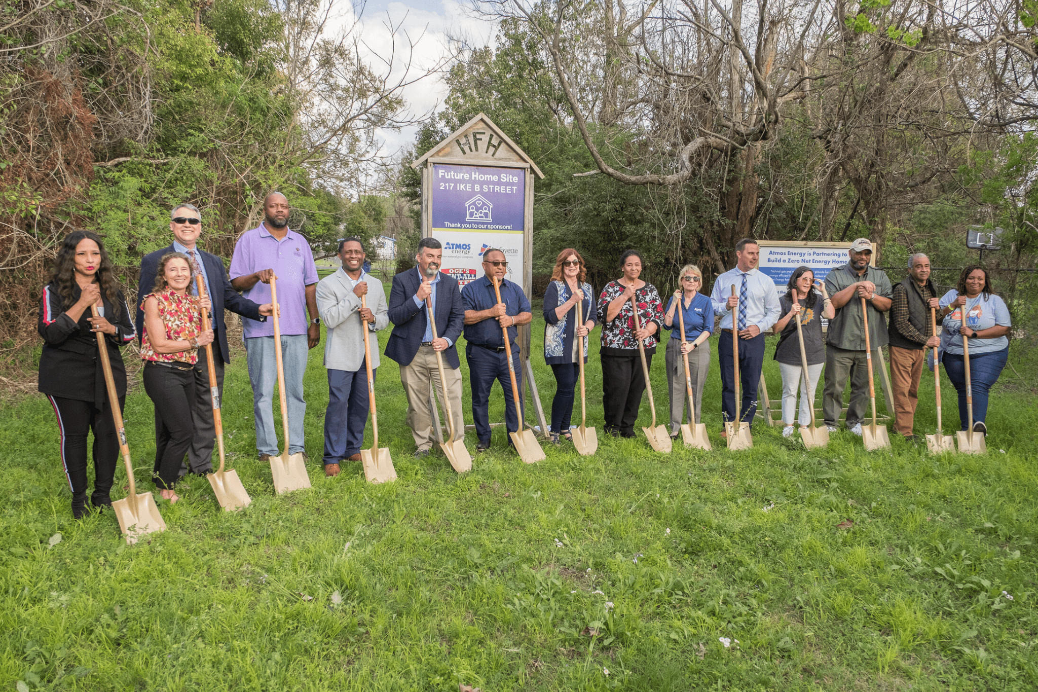 Group shot of LA ZNE Home Ground Breaking with Amos Energy